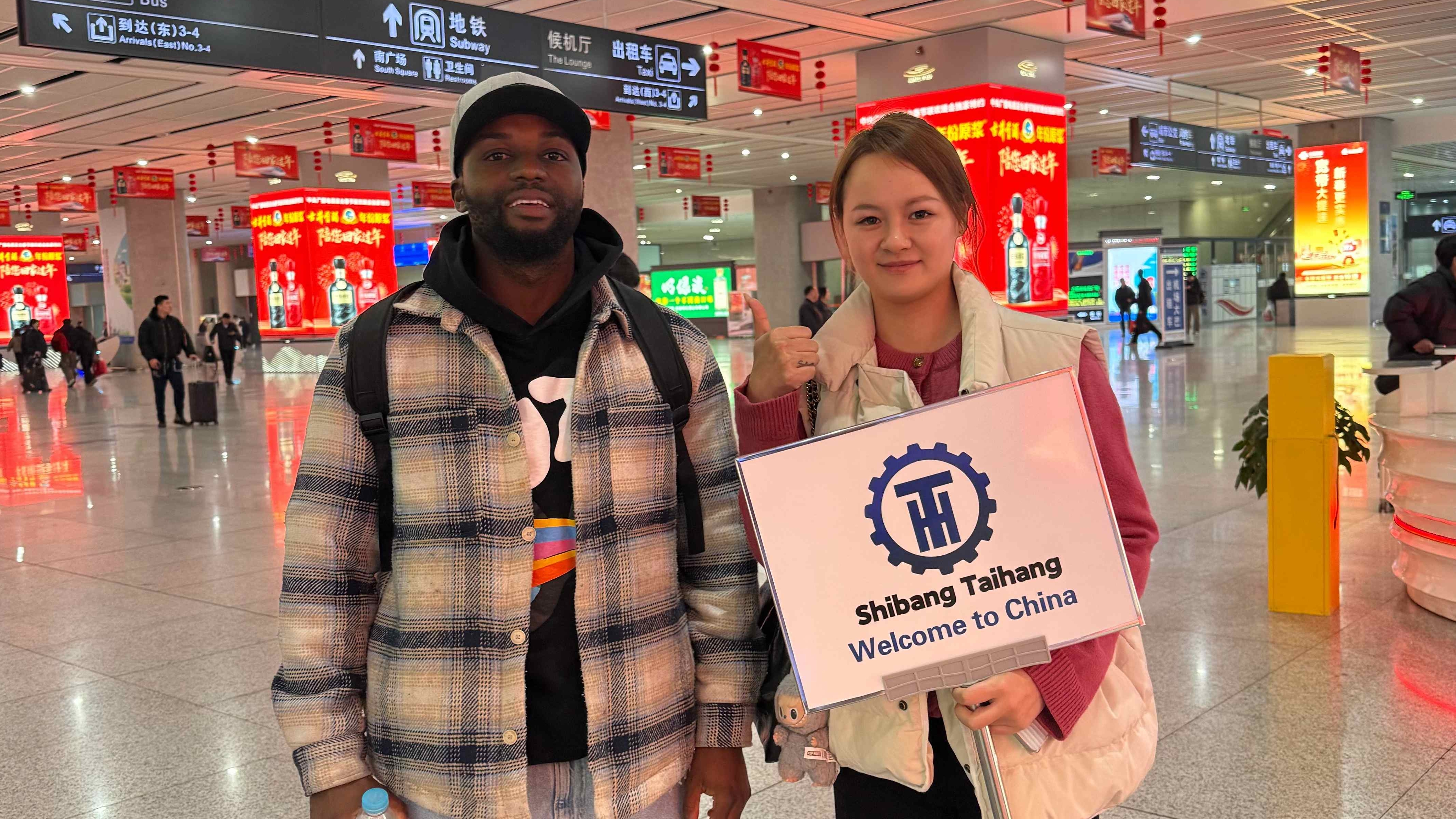 Una representante de ventas recibe a un cliente de África
