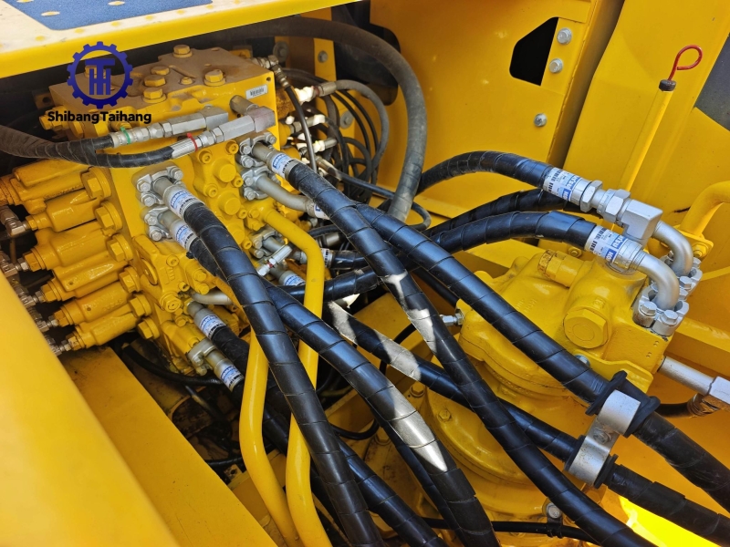 Excavadora Komatsu PC220 usado en venta 2