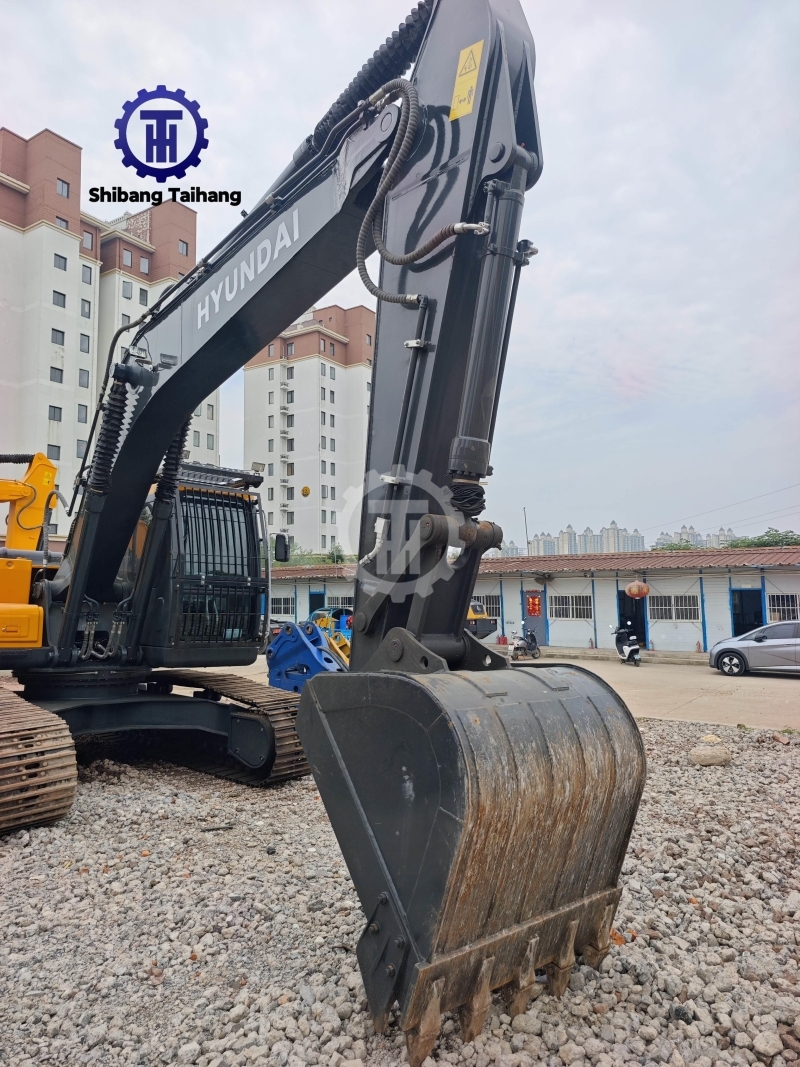 USED HYUNDAI 220 EXCAVATOR