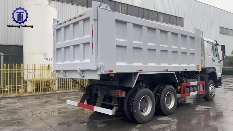 Volquete 6x4 HOVO Usada en venta 2