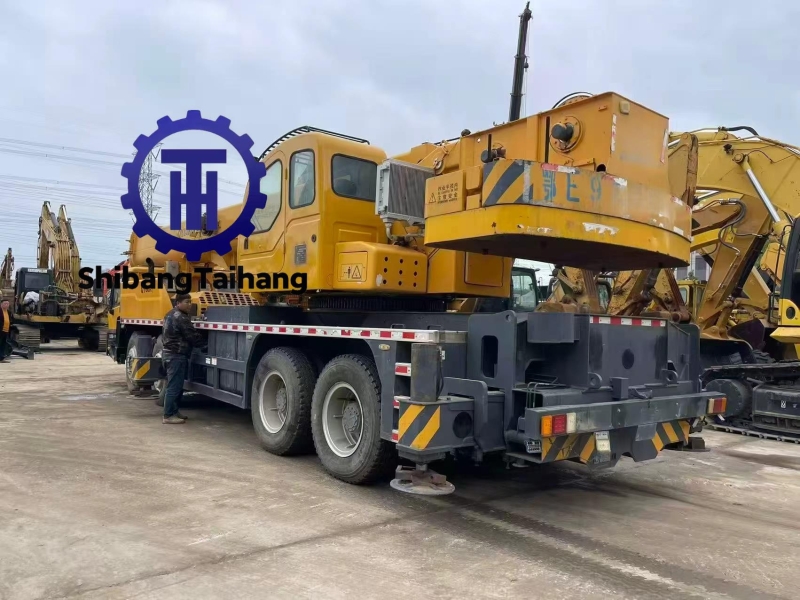 Grue sur camion XCMG 70K-1 d'occasion