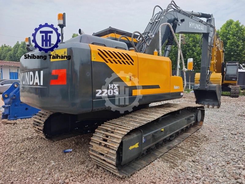 USED HYUNDAI 220 EXCAVATOR