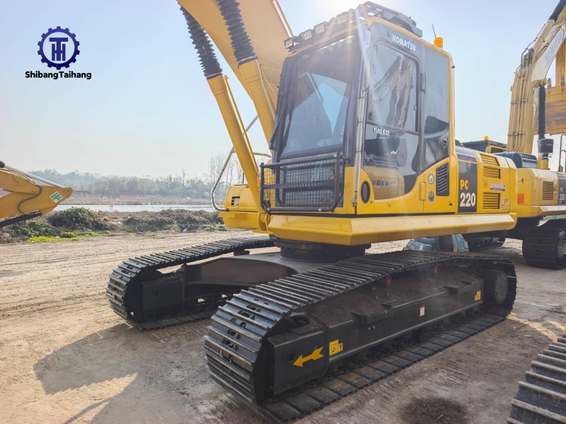 Komatsu PC220 d'occasion à vendre