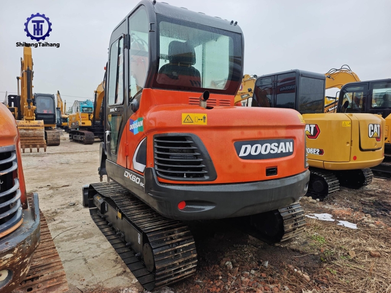 للبيع حفار دوسان DX60 مستعمل