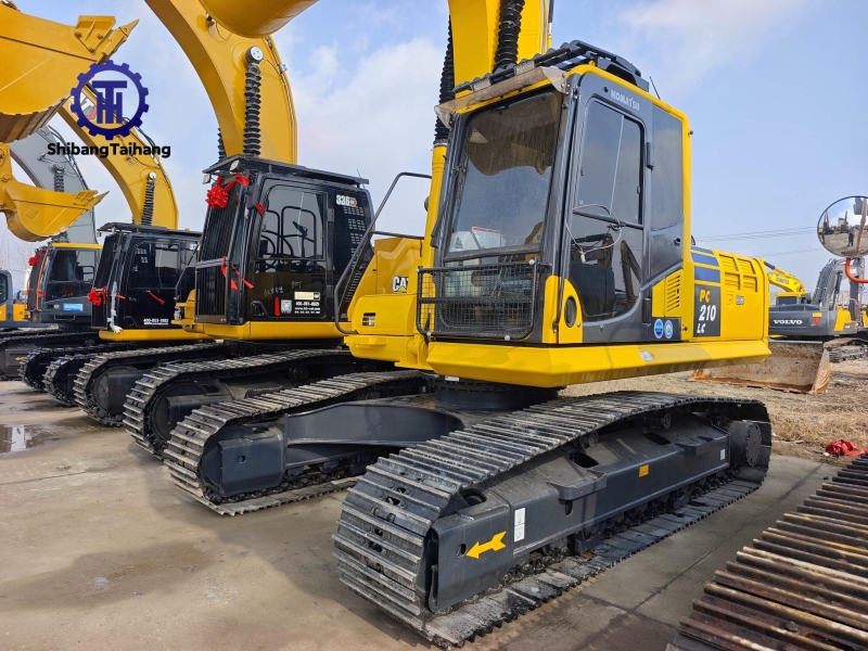 Продается б/у Komatsu 210.