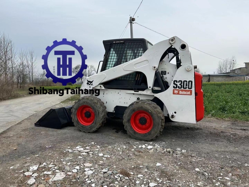 Б/у погрузчик с бортовым поворотом Bobcat S300