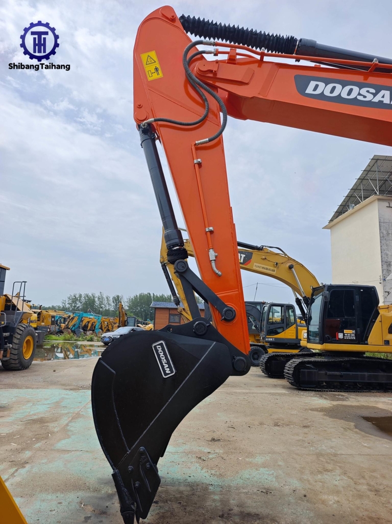 للبيع حفار دوسان DX225 مستعمل