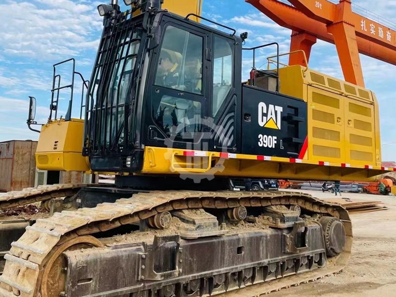 Продается б/у Caterpillar 390F