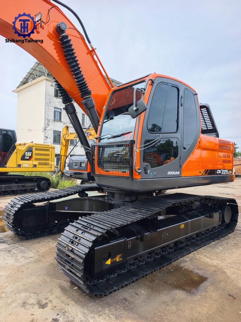 للبيع حفار دوسان DX225 مستعمل