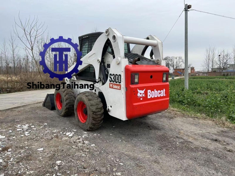 Б/у погрузчик с бортовым поворотом Bobcat S300