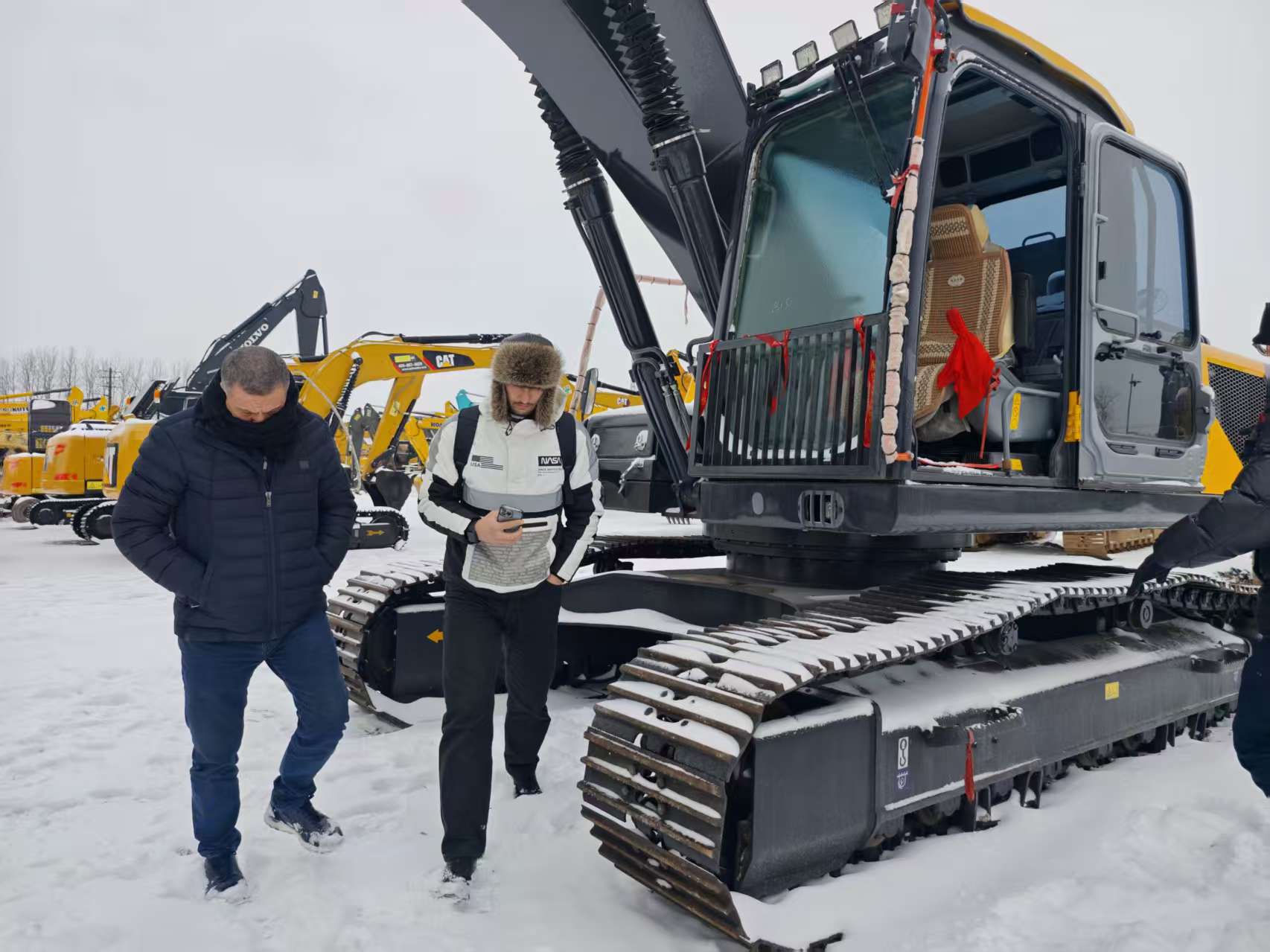Cliente libanés viaja a Hefei bajo nieve por dos excavadoras Volvo